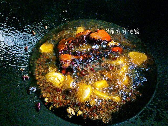 再加火锅底料和花椒粒，豆豉小火炒香。