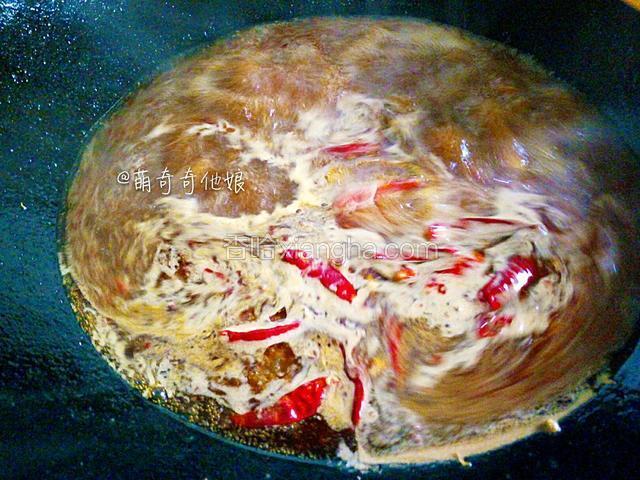 再倒入高汤或热水大火烧开。