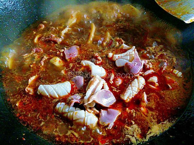 先下莲藕，土豆，鸡翅等难熟的食材煮一会儿，再下牛肉，鸡胗，豆腐之类的其他易熟的菜煮，再下芹菜和大葱烫一下熟即可关火。调入鸡精。