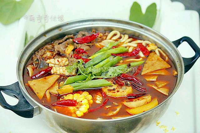 盛出倒入大容器里，直接端起锅倒是最方便的，也不会担心把里面的食材搅碎，撒花椒粉，放入香菜即可。