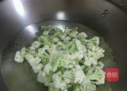 宝塔花菜炒香肠的做法图解2