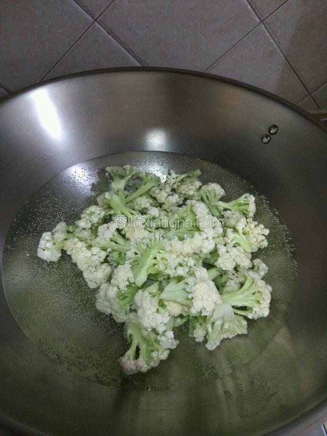 锅里开水煮开，把花菜放入焯一分钟左右！