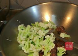 宝塔花菜炒香肠的做法图解4