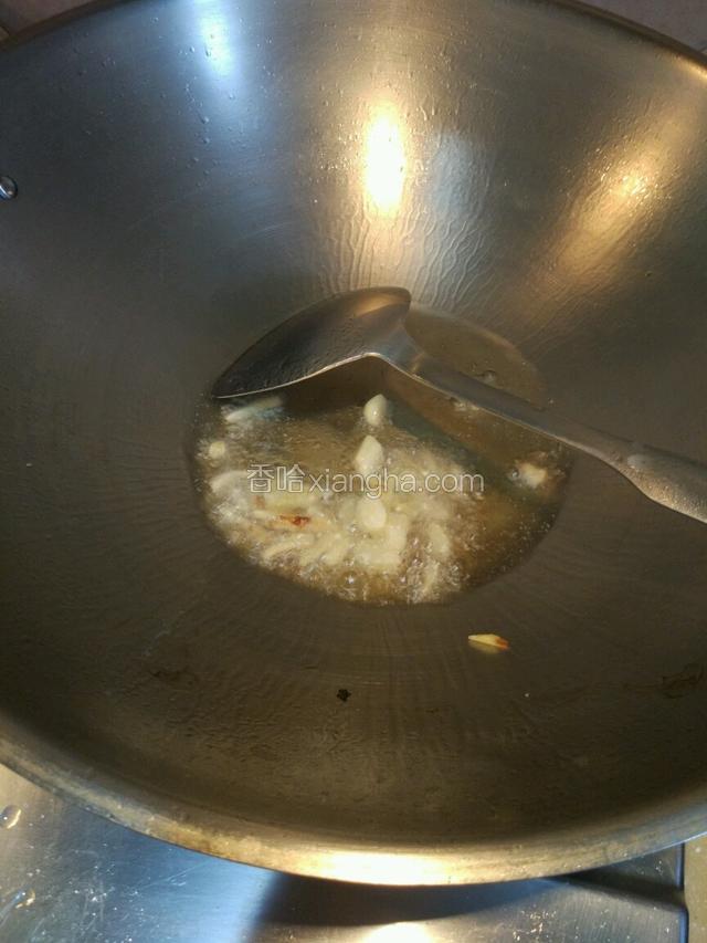锅里放适量的油，把大蒜和姜放入爆香！