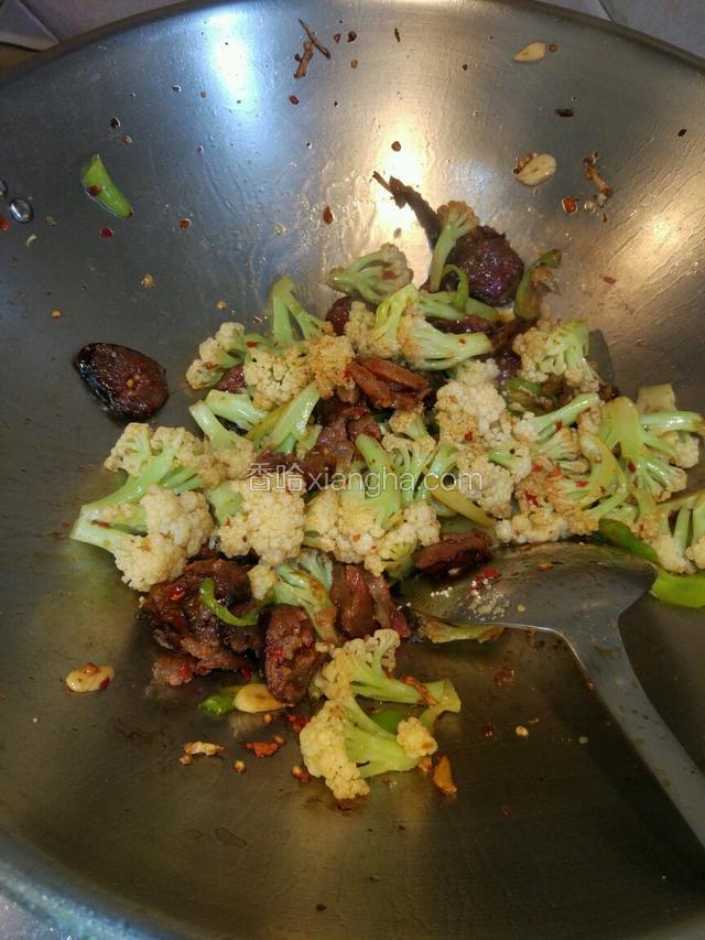 放适量的生抽，鸡精，盐调味，继续翻炒片刻！