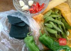 臭豆腐烧毛豆的做法图解1