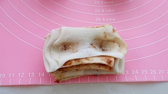 用两只手的大拇指和食指扯住面剂子的两端，往两边抻一下。