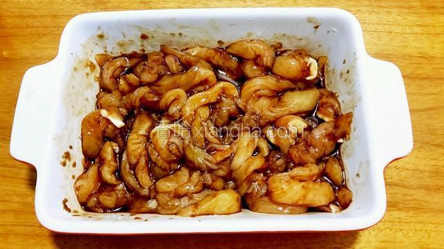 等待面团发酵期间可做以下工作：鸡柳肉切小块加入奥尔良鸡翅酱拌匀腌20分钟