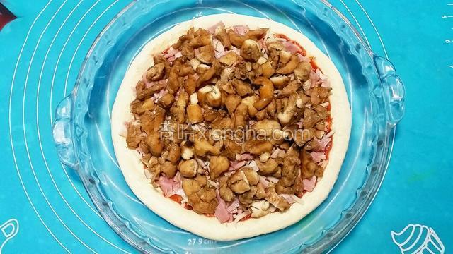 放上奥尔良烤鸡肉