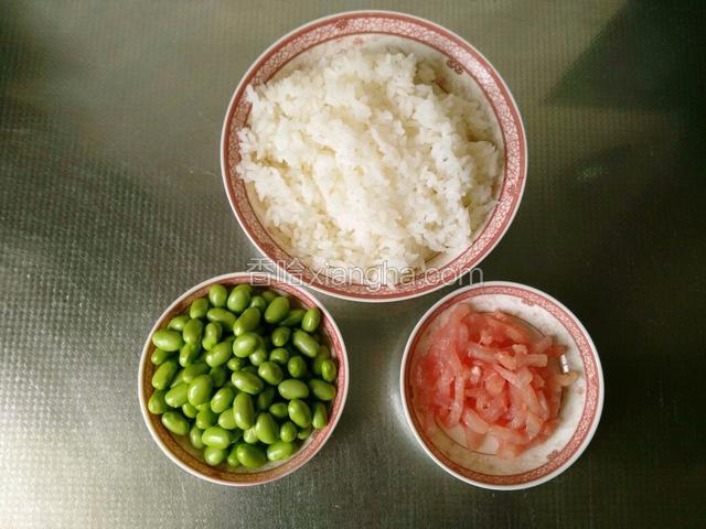 备齐所需食材，肉切丝备用。