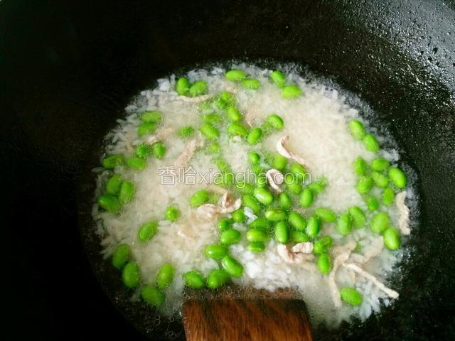 倒入米饭煮1分钟左右，放适量盐和味精即可。