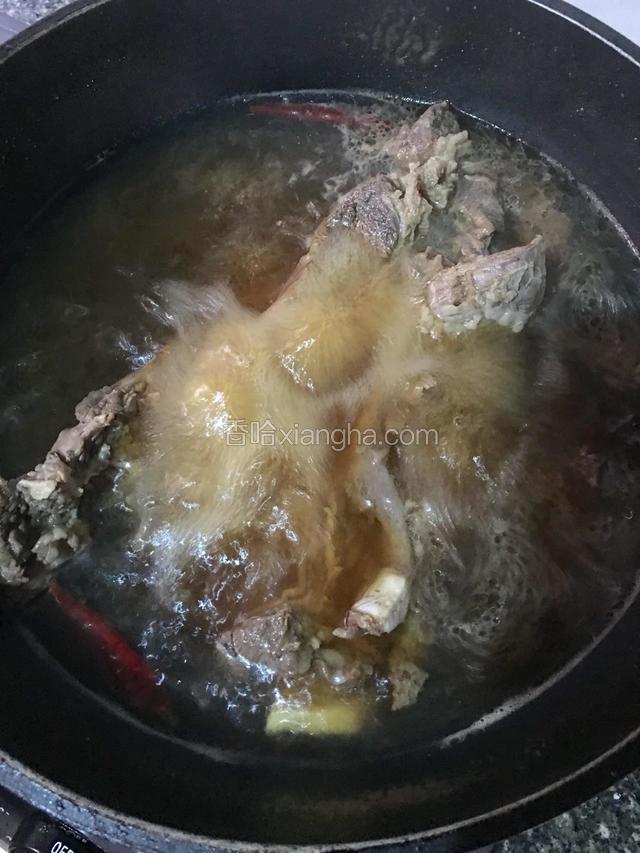 半个时候后打开翻面再煮