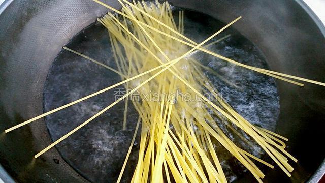 锅中烧开水放入意大利面煮熟。