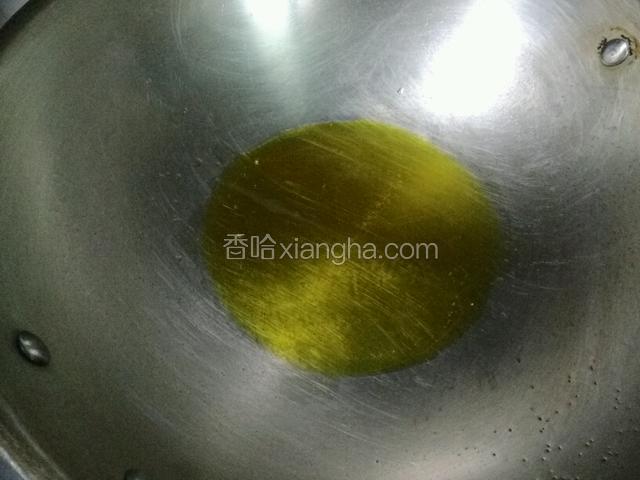 锅里放适量的油