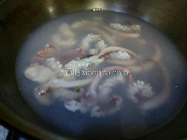 鱿鱼过水,水滾关火,泡一下,捞起