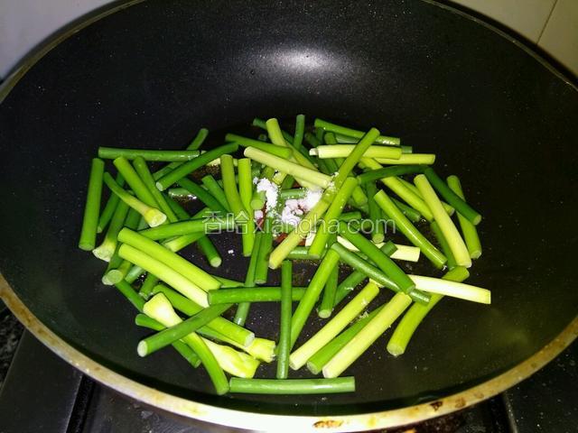 热油锅下蒜苔入锅翻炒给盐