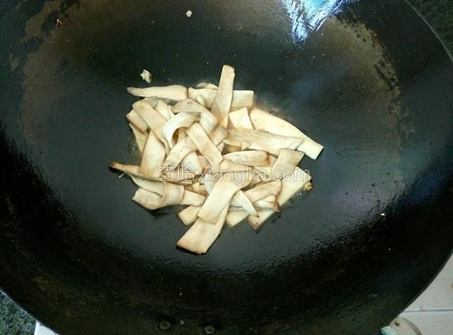 起油锅，爆香蒜末，倒入杏鲍菇炒熟，加少量盐调味，铲起。