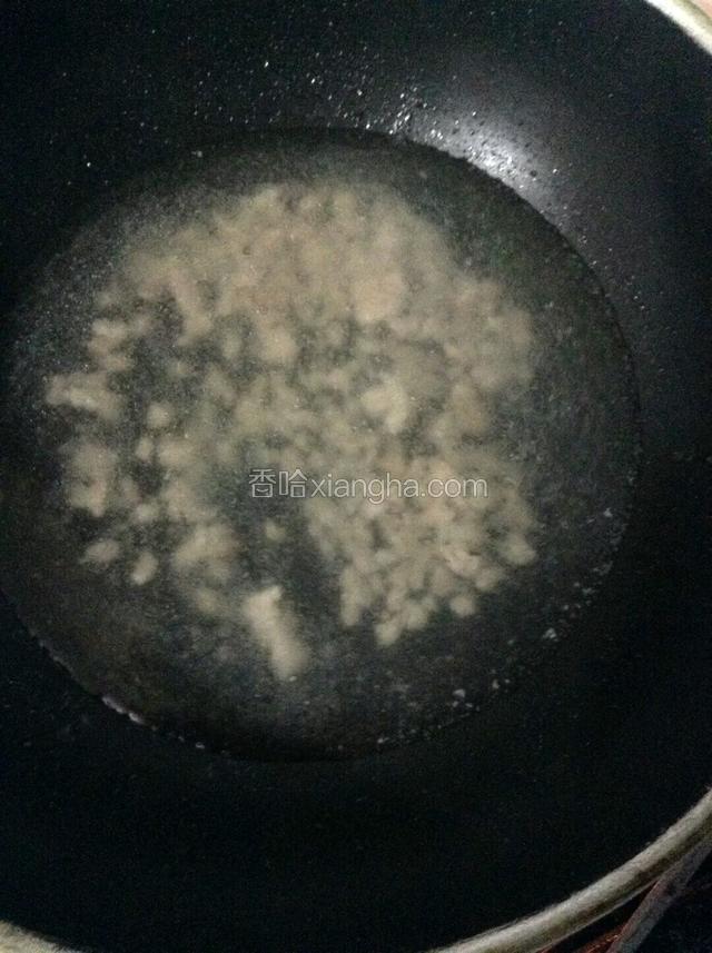 等肉末一转色注入适量清水。