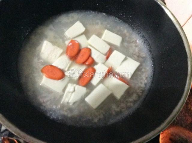 水开后下豆腐和胡萝卜片大火煮五分钟。