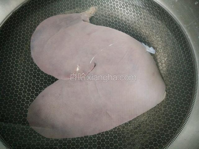 锅里加水，放入猪肝煮出血水，血沫