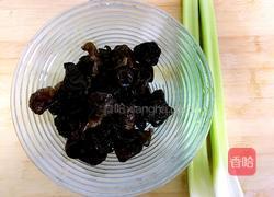 木耳拌芹菜的做法图解1