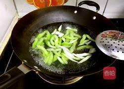 木耳拌芹菜的做法图解3