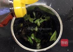 木耳拌芹菜的做法图解7