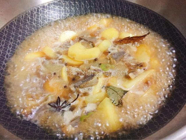 加适量水后加入八角，花椒，香叶，大火烧开，后转小火，炖至汤汁浓稠