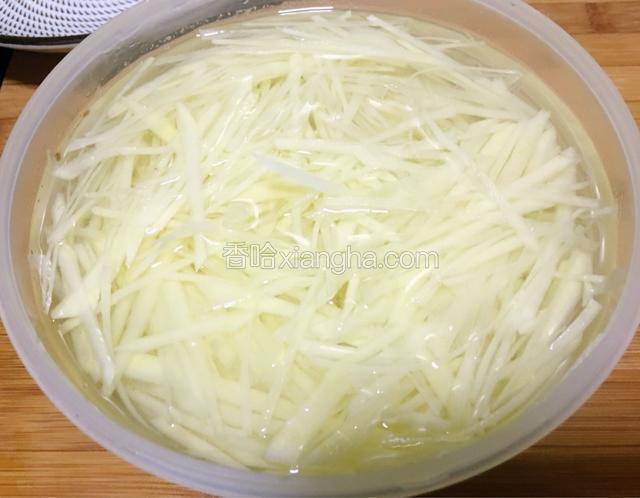 土豆切丝用凉水泡一会去除淀粉