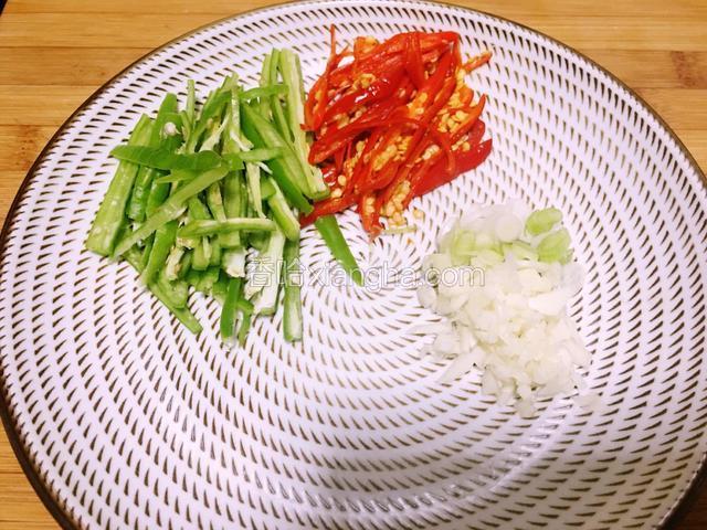 辣椒切丝、葱蒜切末