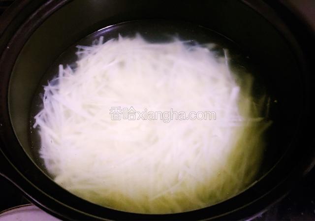 土豆丝放入沸水里汆烫一下马上捞出