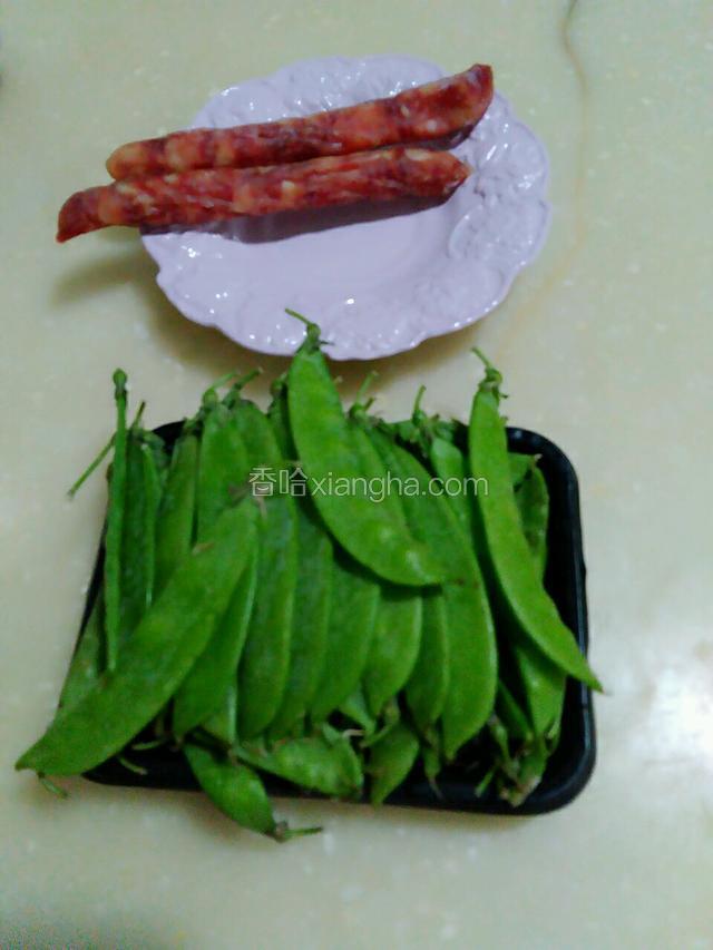 准备材料。将生姜大蒜头！杭椒切好备用。