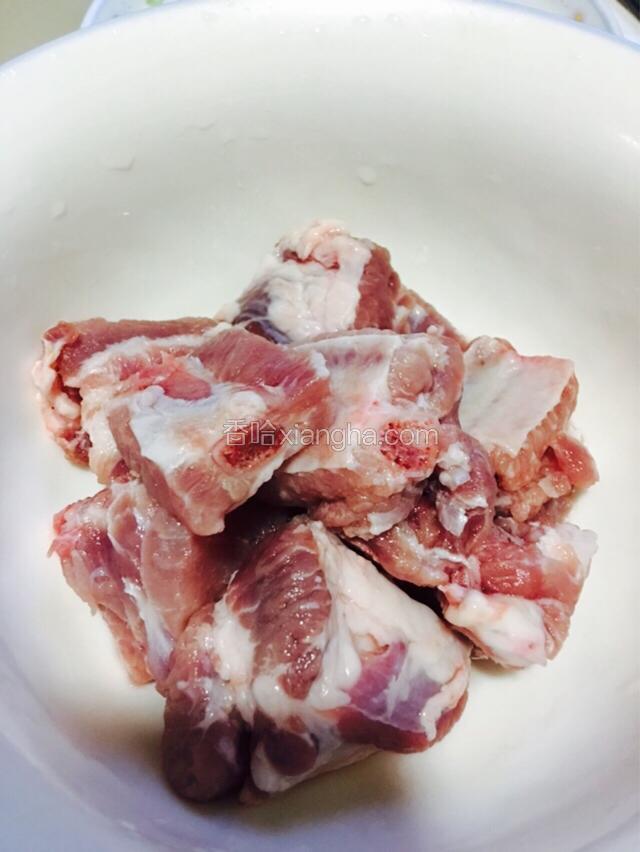 排骨切件，洗干净
