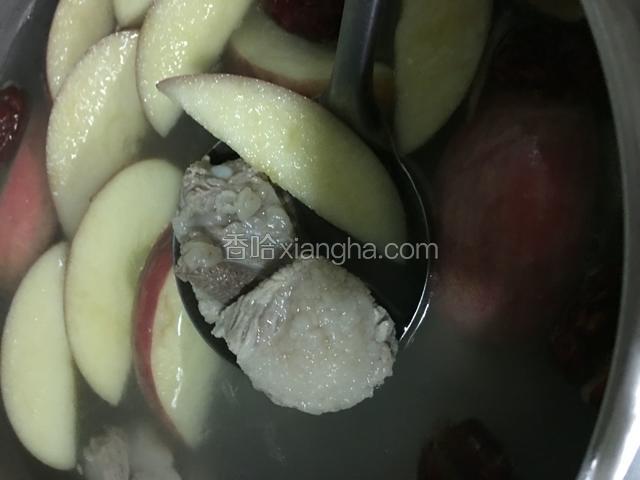 锅烧开水，放入排骨煮25分钟后加入苹果和红枣煮20分钟
