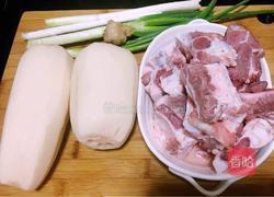 莲藕腔骨汤的做法图解1