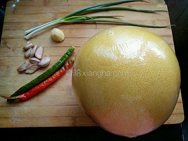准备材料:柚子皮，葱姜蒜辣椒