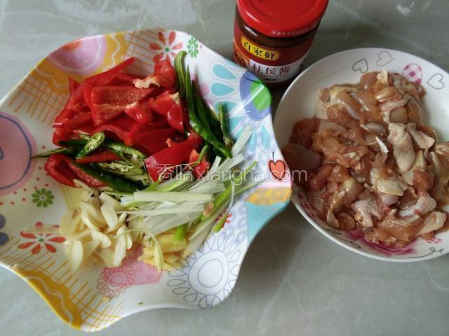 青红椒切斜刀，葱姜切丝，蒜切片备用