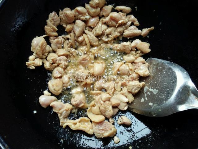 锅中放适量油，倒入腌好的鸡腿翻炒几分钟