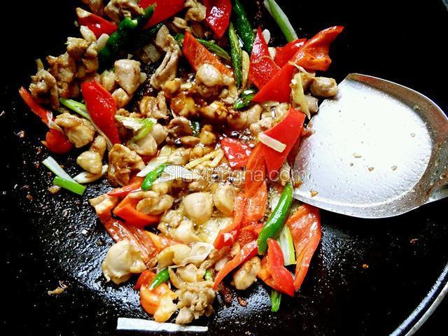 放少许盐、鸡粉、生抽炒一会