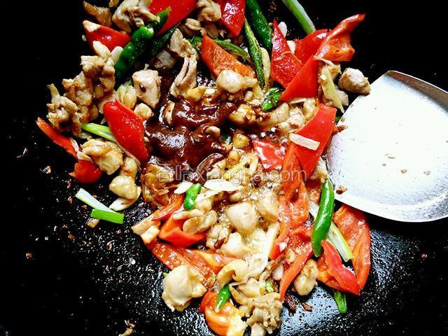 最后放入一勺柱侯酱翻炒一分钟即可