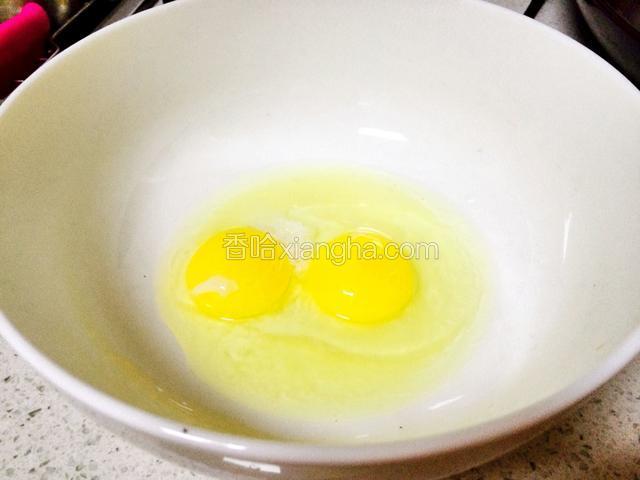 鸡蛋加盐打散备用