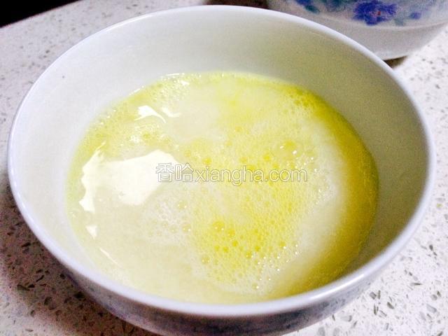 把蛋液温水混合