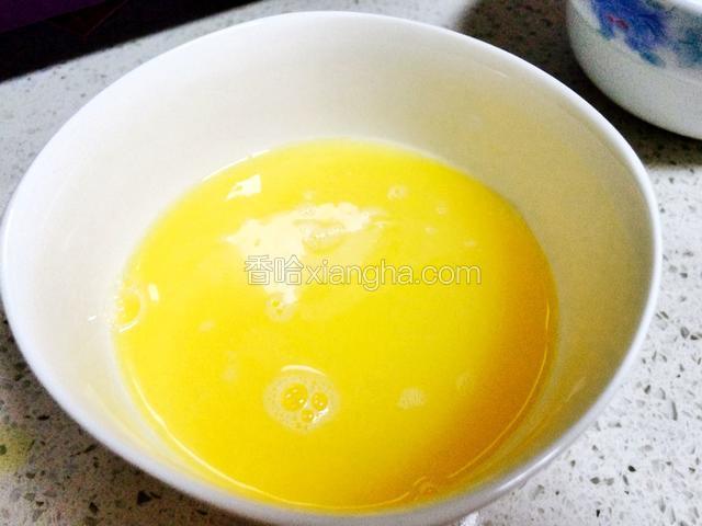 搅拌均匀，过滤一下加少许玉米油。