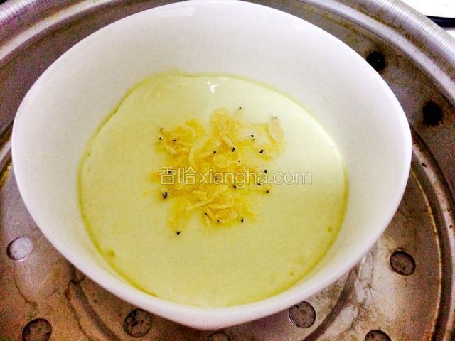 虾米用温水浸泡清洗，放在蛋羹上继续蒸两分钟