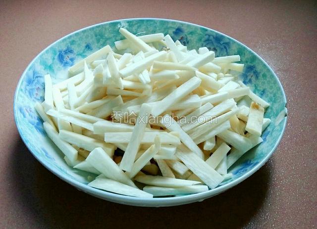 杏鲍菇清洗干净，切成条。（不用切丝）