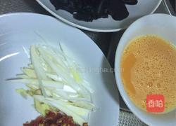 鸡蛋炒黑木耳的做法图解1