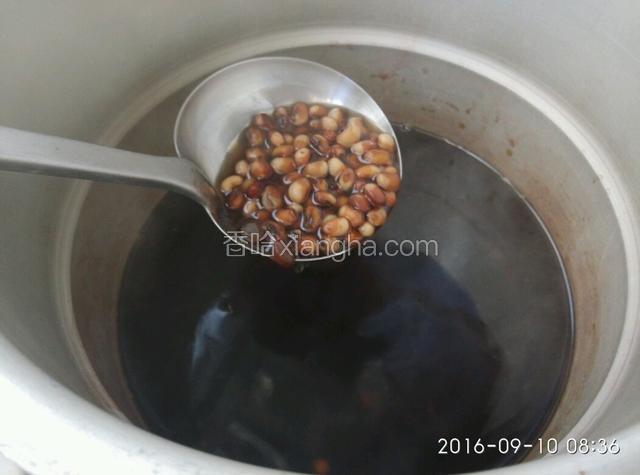 压力锅中加三碗水，加一茶勺碱面，把红豆放进去加压中火煮20分。 放入红薯和大米、小米，加盖小火焖20分钟。