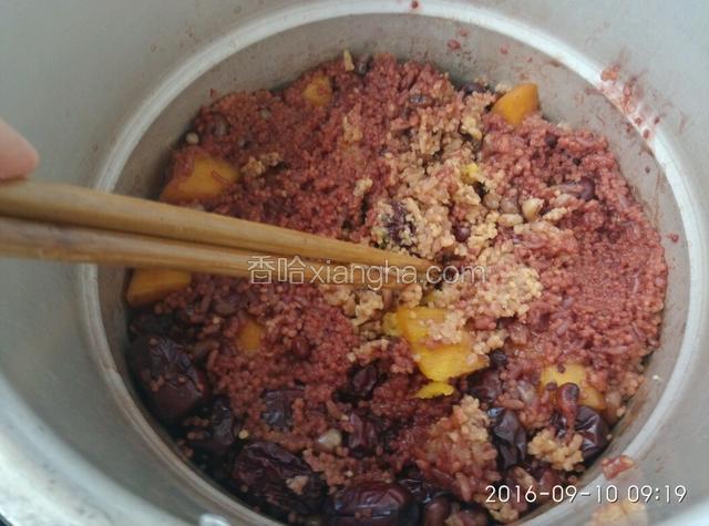 开盖，用筷子从中间取一块米饭，松松软软的，说明熟好了。