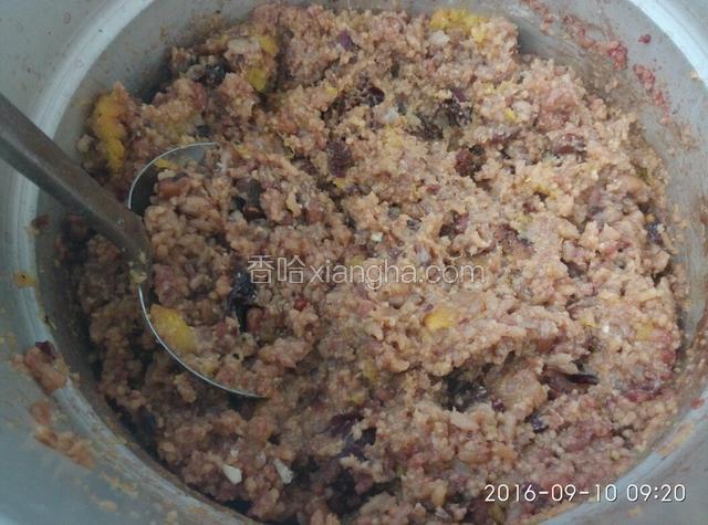 用饭勺把米饭搅起来，因为豆子都在下层。喜欢吃甜的，可以再加一些糖，再用勺头把米饭捣粘，让食材充分拌匀。