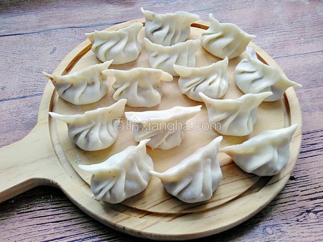 所有饺子依次包好。放饺子的容器记得撒一些生粉防粘。